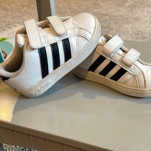 Kids size 6k Adidas superstar sneakers.